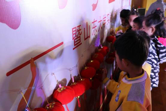 摘灯笼.jpg
