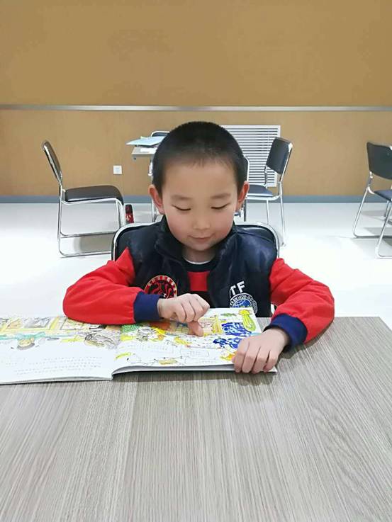 吴启航读书照